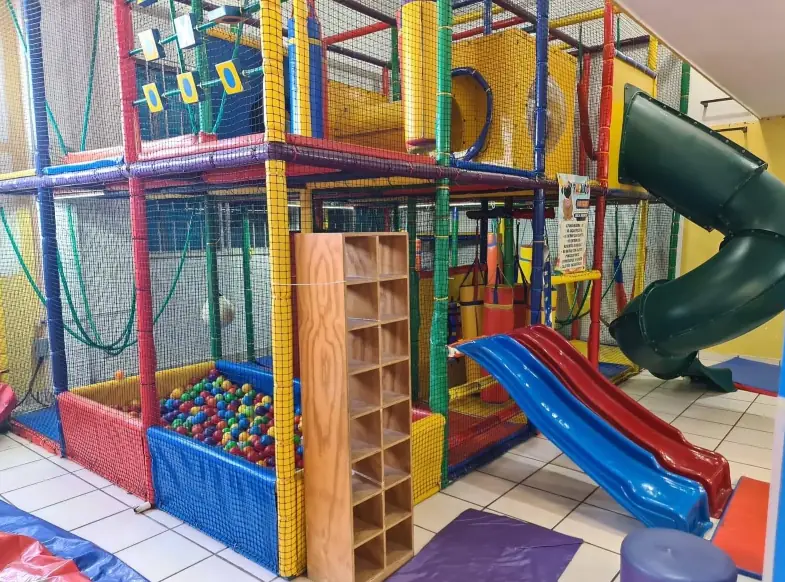 Alberca de pelotas y tobogán de espiral